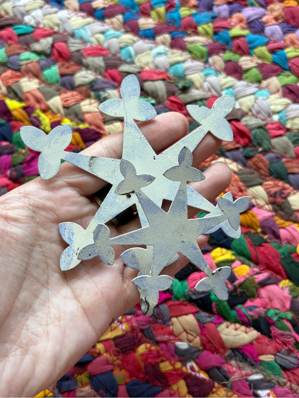ROEDA HAND-PAINTED METAL CHRISTMAS SNOWFLAKE HOOK MAGNET